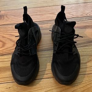 Lightly used Hurrache Trainer- worn less than 10 times